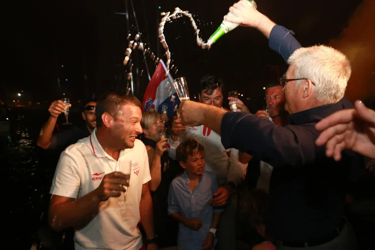 Veličanstven doček jedriličara u Zadru i Splitu: bakljada, vatromet, klape i &scaron;ampanjac