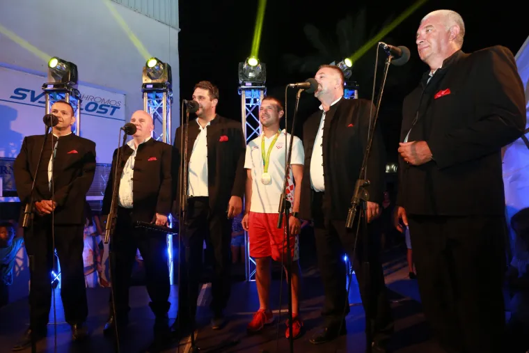 Veličanstven doček jedriličara u Zadru i Splitu: bakljada, vatromet, klape i &scaron;ampanjac