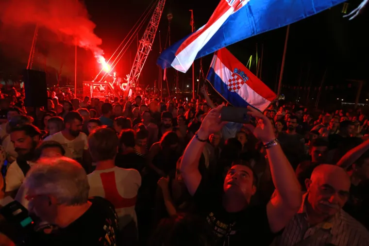 Veličanstven doček jedriličara u Zadru i Splitu: bakljada, vatromet, klape i &scaron;ampanjac