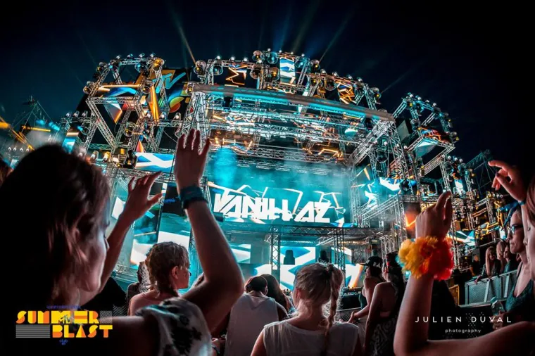 U Poreču je sinoć otvoren jedan od najvećih ljetnih festivala u Istri, lub MTV Europe Summerblast. Na njemu će nastupati svjetske DJ zvijezde poput Afrojack, Fedde Le Grand, Example, Jonas Blue, Zeds Dead, R3wire&amp;Varski i Vanillaz, a kako je bilo na otvaranju, svakako pogledajte u galeriji.
