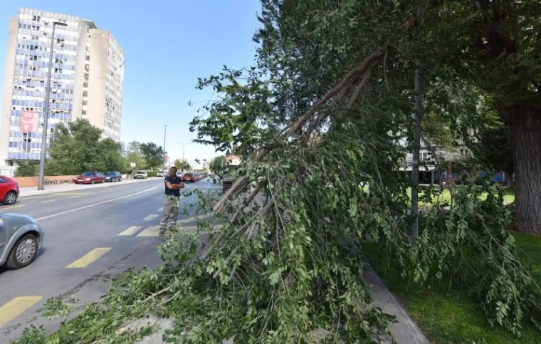 POSLJEDICE NEVREMENA U DALMACIJI: Olujni vjetar u &Scaron;ibeniku sru&scaron;io i masivni stup javne rasvjete!