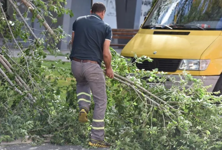 POSLJEDICE NEVREMENA U DALMACIJI: Olujni vjetar u &Scaron;ibeniku sru&scaron;io i masivni stup javne rasvjete!
