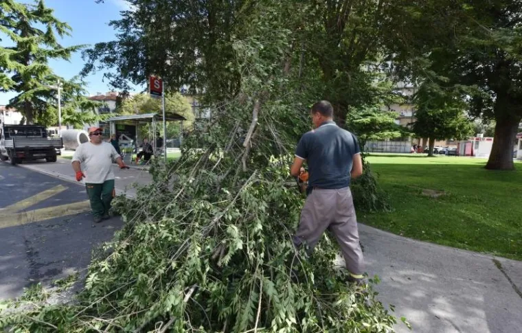 POSLJEDICE NEVREMENA U DALMACIJI: Olujni vjetar u &Scaron;ibeniku sru&scaron;io i masivni stup javne rasvjete!