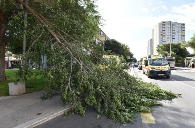 POSLJEDICE NEVREMENA U DALMACIJI: Olujni vjetar u &Scaron;ibeniku sru&scaron;io i masivni stup javne rasvjete!