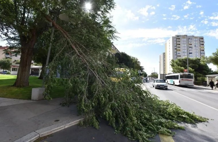 POSLJEDICE NEVREMENA U DALMACIJI: Olujni vjetar u &Scaron;ibeniku sru&scaron;io i masivni stup javne rasvjete!