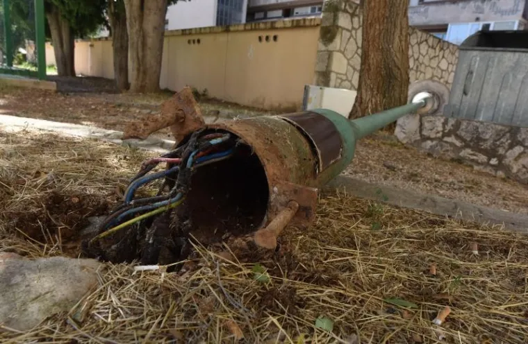 Jak vjetar i nevrijeme noćas su zahvatili Dalmaciju. U &Scaron;ibeniku je vjetar sru&scaron;io i jedan stup javne rasvjete, a do&scaron;lo je i do pucanja stabla na Baldekinu. Stablo je palo na prometnicu, pa su posla imali prometni redari i policija.