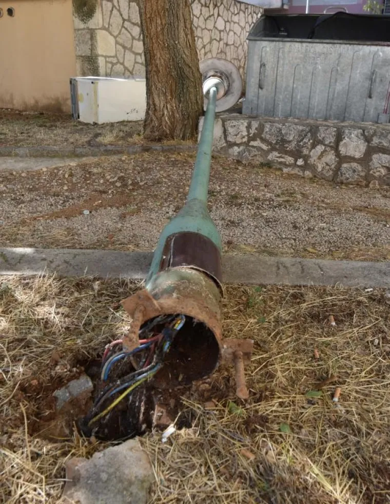 POSLJEDICE NEVREMENA U DALMACIJI: Olujni vjetar u &Scaron;ibeniku sru&scaron;io i masivni stup javne rasvjete!