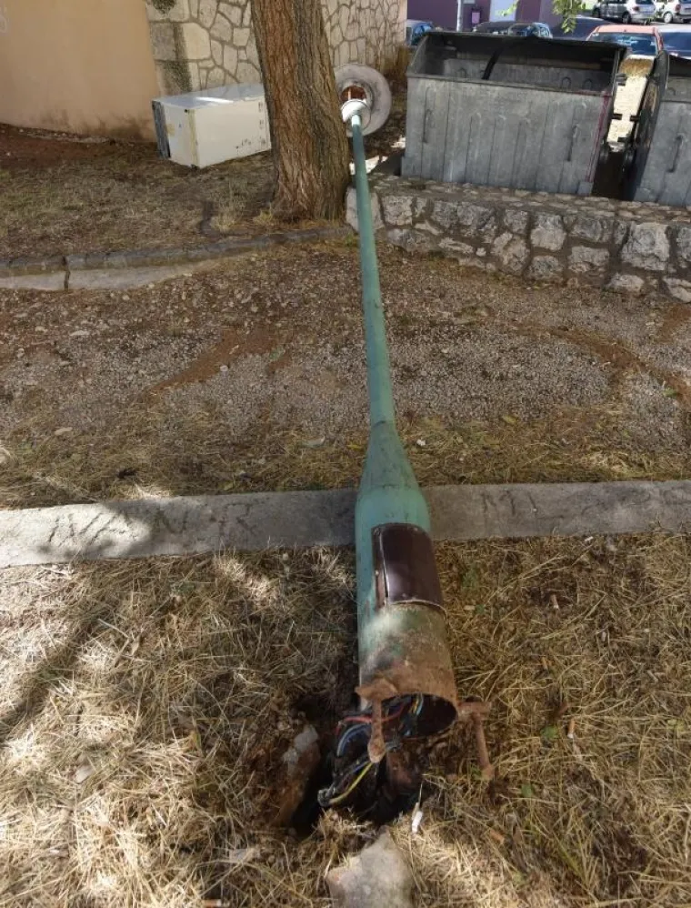 POSLJEDICE NEVREMENA U DALMACIJI: Olujni vjetar u &Scaron;ibeniku sru&scaron;io i masivni stup javne rasvjete!