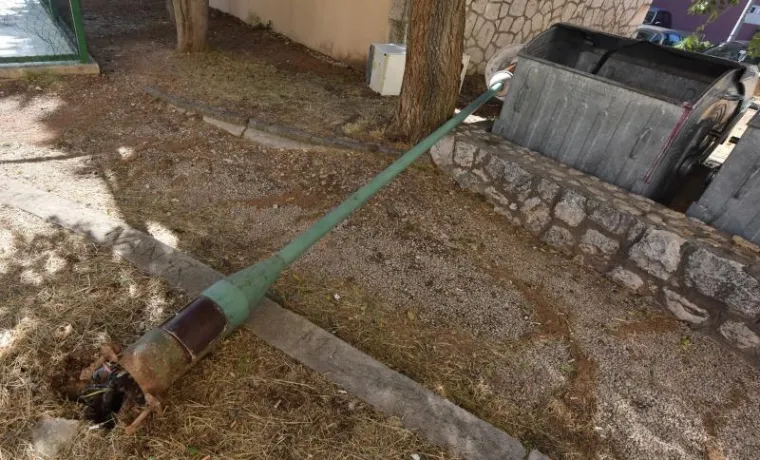 POSLJEDICE NEVREMENA U DALMACIJI: Olujni vjetar u &Scaron;ibeniku sru&scaron;io i masivni stup javne rasvjete!