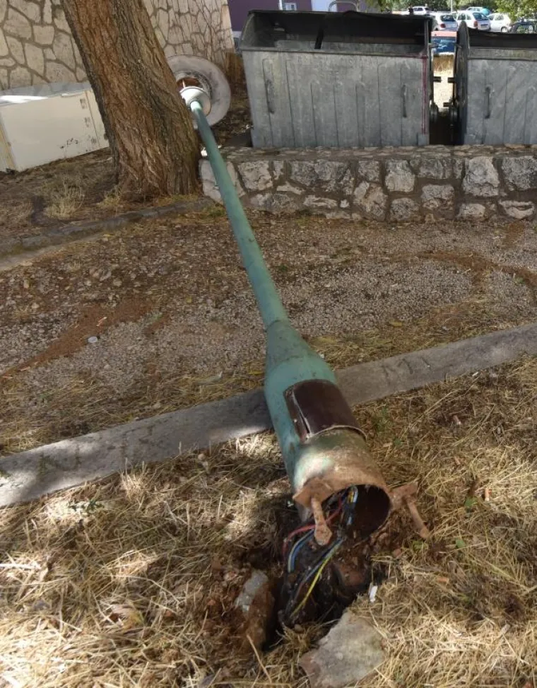 POSLJEDICE NEVREMENA U DALMACIJI: Olujni vjetar u &Scaron;ibeniku sru&scaron;io i masivni stup javne rasvjete!