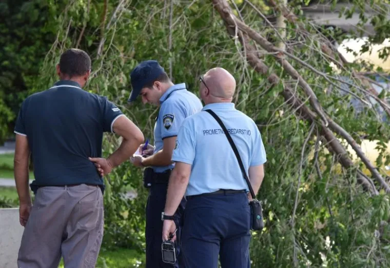 POSLJEDICE NEVREMENA U DALMACIJI: Olujni vjetar u &Scaron;ibeniku sru&scaron;io i masivni stup javne rasvjete!