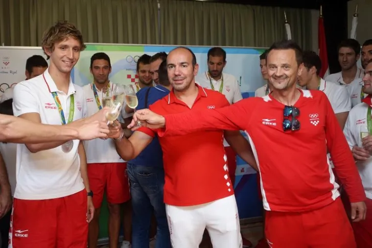 Hrvatski vaterpolisti, koji su na Olimpijskim igrama u Rio de Janeiru osvojili srebrnu medalju, vratili su se u ponedjeljak u Zagreb gdje im je priređen svečani doček u zračnoj luci.