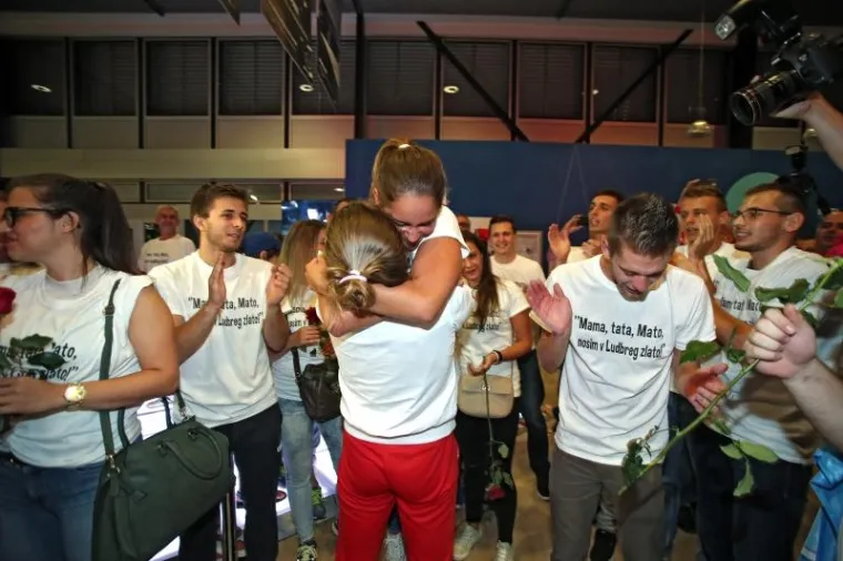 LUDILO NA PLESU: Ovako je izgledao doček najmlađoj hrvatskoj osvajačici zlata iz Rija