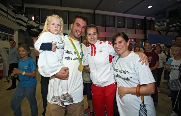 LUDILO NA PLESU: Ovako je izgledao doček najmlađoj hrvatskoj osvajačici zlata iz Rija