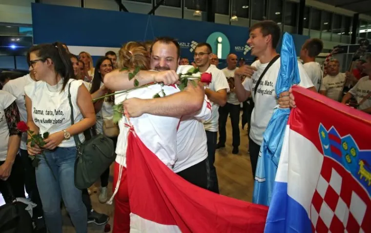 LUDILO NA PLESU: Ovako je izgledao doček najmlađoj hrvatskoj osvajačici zlata iz Rija