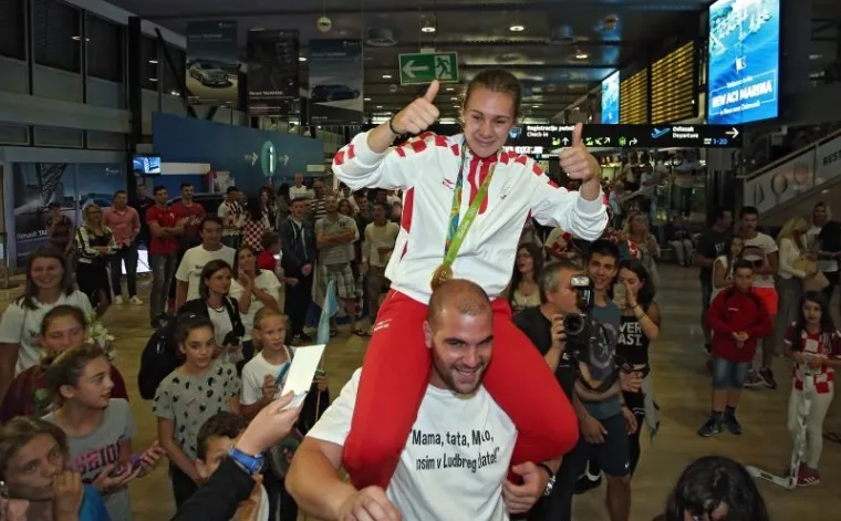 LUDILO NA PLESU: Ovako je izgledao doček najmlađoj hrvatskoj osvajačici zlata iz Rija