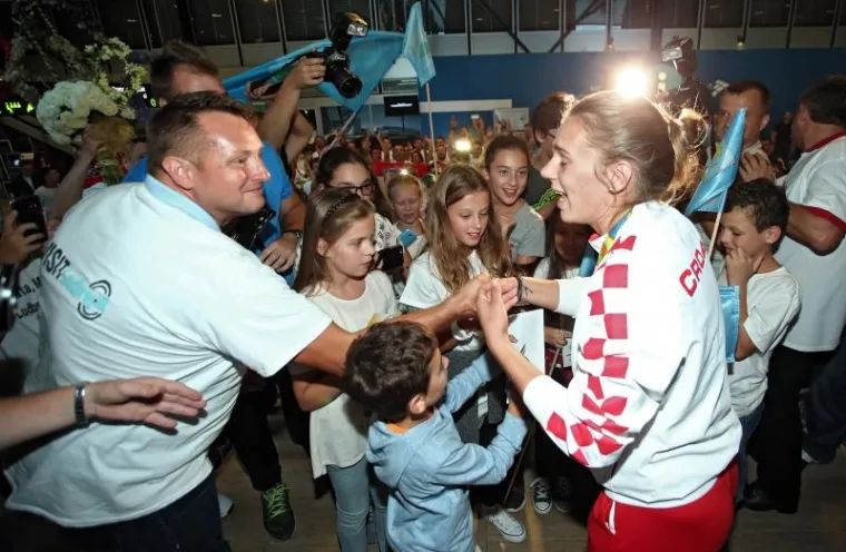 LUDILO NA PLESU: Ovako je izgledao doček najmlađoj hrvatskoj osvajačici zlata iz Rija