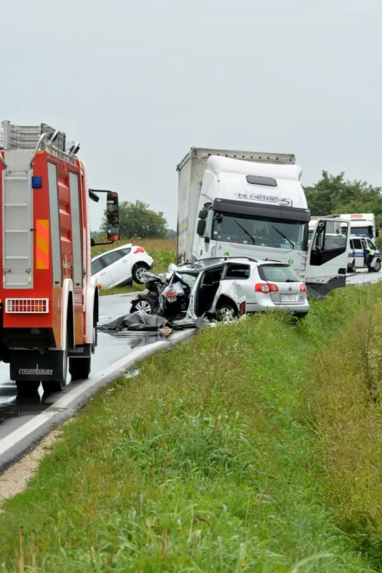 Stravičan prizor u Podravini: Sudar kamiona i dva osobna automobila