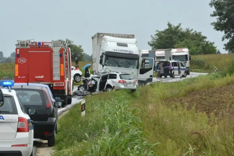 Stravičan prizor u Podravini: Sudar kamiona i dva osobna automobila
