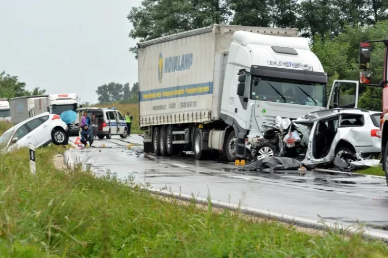 Stravičan prizor u Podravini: Sudar kamiona i dva osobna automobila