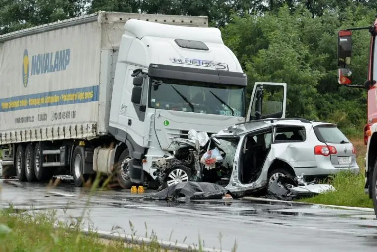 Stravičan prizor u Podravini: Sudar kamiona i dva osobna automobila