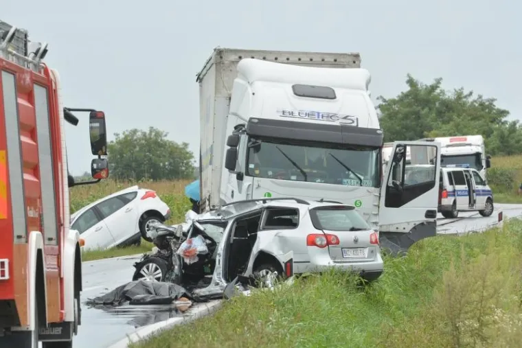 Stravičan prizor u Podravini: Sudar kamiona i dva osobna automobila