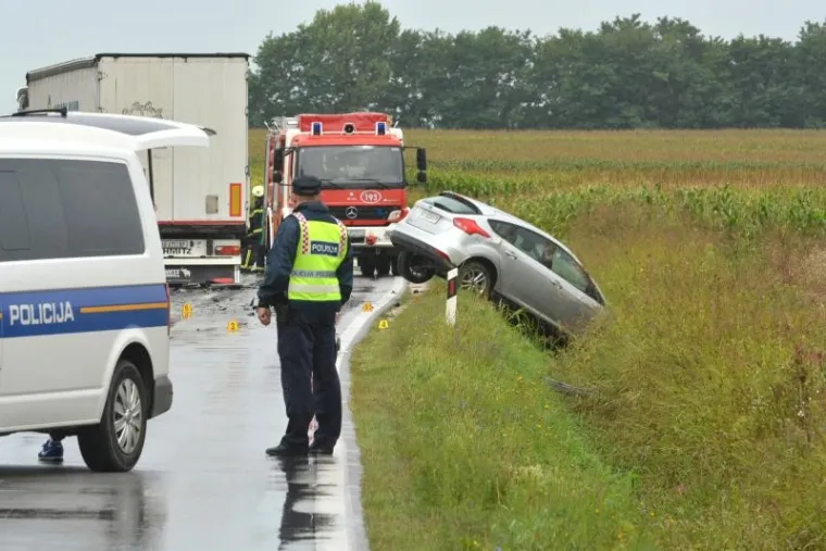 Stravičan prizor u Podravini: Sudar kamiona i dva osobna automobila