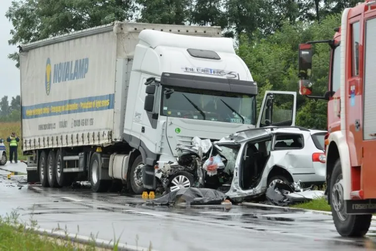 Stravičan prizor u Podravini: Sudar kamiona i dva osobna automobila