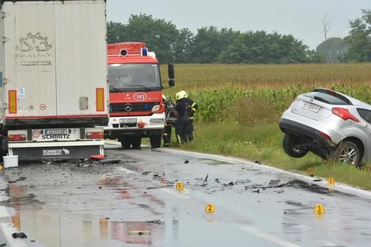 Stravičan prizor u Podravini: Sudar kamiona i dva osobna automobila