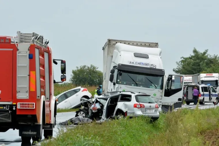 Stravičan prizor u Podravini: Sudar kamiona i dva osobna automobila