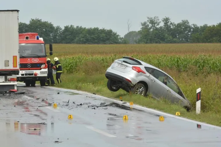 Stravičan prizor u Podravini: Sudar kamiona i dva osobna automobila