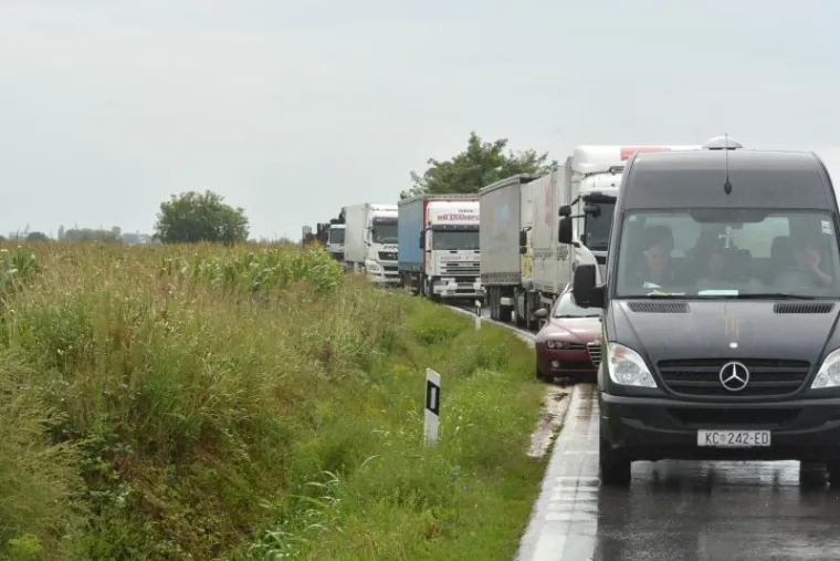 Stravičan prizor u Podravini: Sudar kamiona i dva osobna automobila