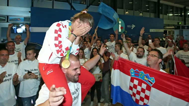 Zlatna Sara Kolak vratila se u Hrvatsku: na Plesu ju dočekali obitelj, prijatelji i raspjevana atmosfera