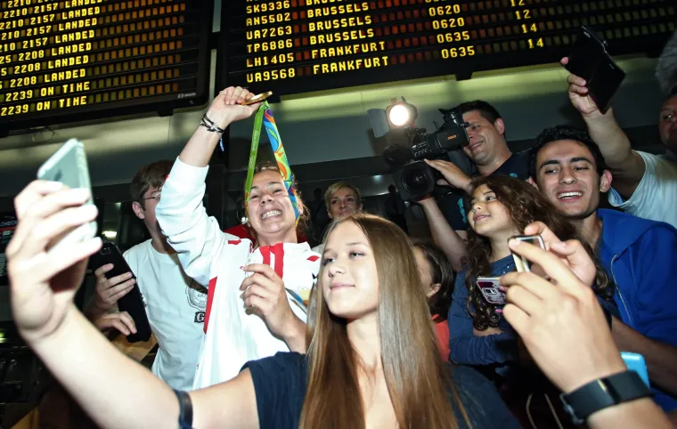 Zlatna Sara Kolak vratila se u Hrvatsku: na Plesu ju dočekali obitelj, prijatelji i raspjevana atmosfera