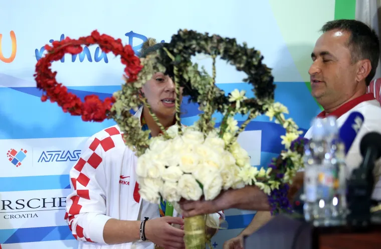 Zlatna Sara Kolak vratila se u Hrvatsku: na Plesu ju dočekali obitelj, prijatelji i raspjevana atmosfera