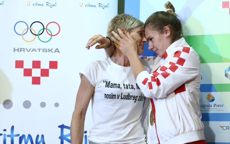 Zlatna Sara Kolak vratila se u Hrvatsku: na Plesu ju dočekali obitelj, prijatelji i raspjevana atmosfera