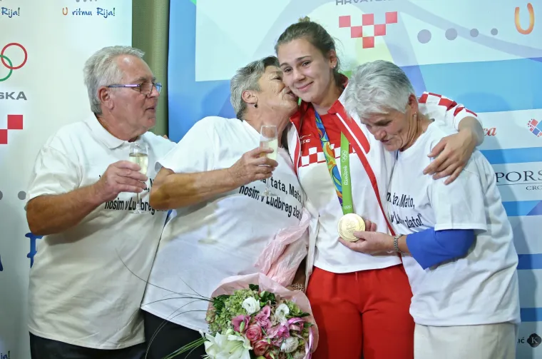 Zlatna Sara Kolak vratila se u Hrvatsku: na Plesu ju dočekali obitelj, prijatelji i raspjevana atmosfera