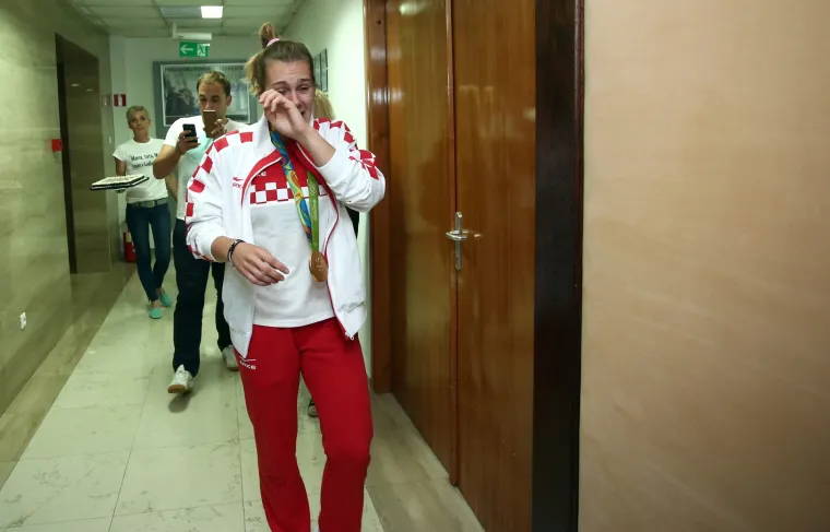 Zlatna Sara Kolak vratila se u Hrvatsku: na Plesu ju dočekali obitelj, prijatelji i raspjevana atmosfera