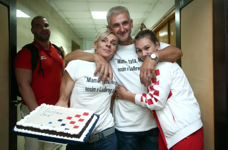 Zlatna Sara Kolak vratila se u Hrvatsku: na Plesu ju dočekali obitelj, prijatelji i raspjevana atmosfera