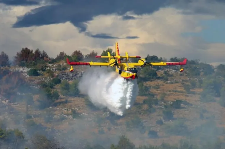Oko 90 vatrogasaca s tridesetak vozila, tri kanadera i dva air tractora gase požar koji je ne&scaron;to iza 13 sati planuo u borovoj &scaron;umi između Jadrtovca i Žaborića