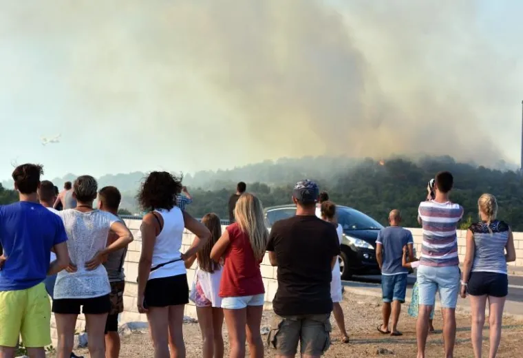 VELIKI POŽAR KOD &Scaron;IBENIKA: Gori gusta borova &scaron;uma, vatra je zaprijetila i kućama