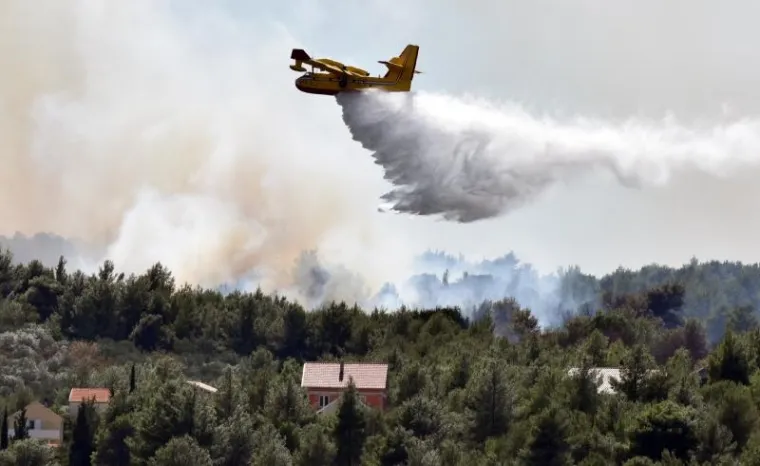 VELIKI POŽAR KOD &Scaron;IBENIKA: Gori gusta borova &scaron;uma, vatra je zaprijetila i kućama
