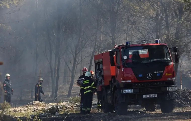 VELIKI POŽAR KOD &Scaron;IBENIKA: Gori gusta borova &scaron;uma, vatra je zaprijetila i kućama