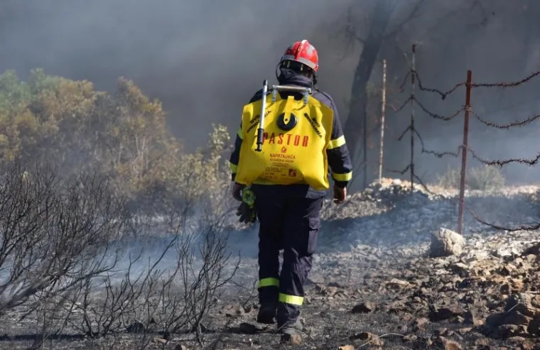 VELIKI POŽAR KOD &Scaron;IBENIKA: Gori gusta borova &scaron;uma, vatra je zaprijetila i kućama