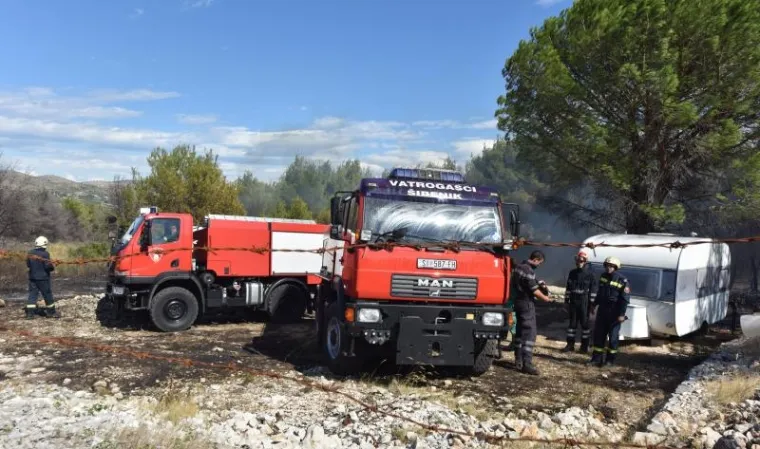 VELIKI POŽAR KOD &Scaron;IBENIKA: Gori gusta borova &scaron;uma, vatra je zaprijetila i kućama