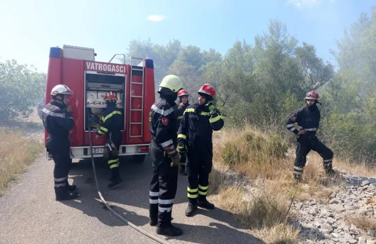 VELIKI POŽAR KOD &Scaron;IBENIKA: Gori gusta borova &scaron;uma, vatra je zaprijetila i kućama