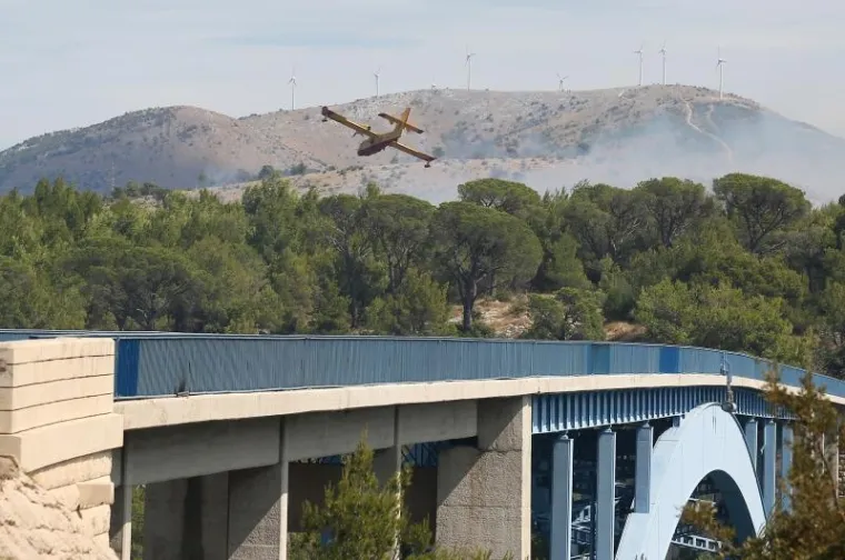 VELIKI POŽAR KOD &Scaron;IBENIKA: Gori gusta borova &scaron;uma, vatra je zaprijetila i kućama