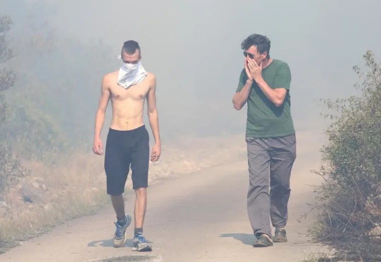 VELIKI POŽAR KOD &Scaron;IBENIKA: Gori gusta borova &scaron;uma, vatra je zaprijetila i kućama