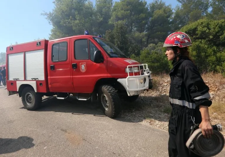 VELIKI POŽAR KOD &Scaron;IBENIKA: Gori gusta borova &scaron;uma, vatra je zaprijetila i kućama