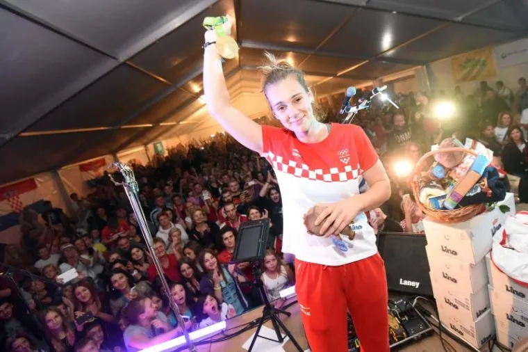 Olimpijska pobjednica u bacanju koplja Sara Kolak stigla je u ponedjeljak navečer u rodni grad Ludbreg koji joj je priredio spektakularan doček.